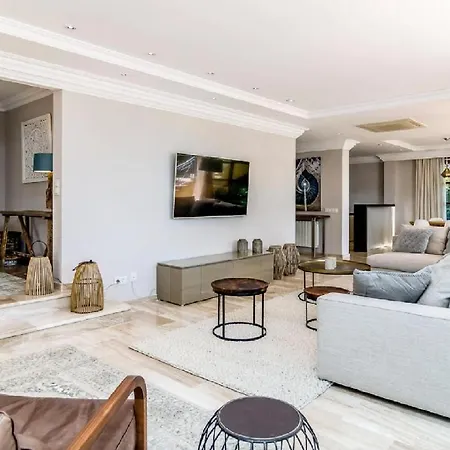 Casa Moderna Con Cucina Completamente E Piscina Casa de Férias