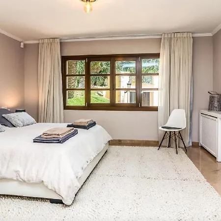 Casa Moderna Con Cucina Completamente E Piscina Liscia di Vacca