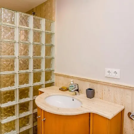 Casa Moderna Con Cucina Completamente E Piscina Liscia di Vacca